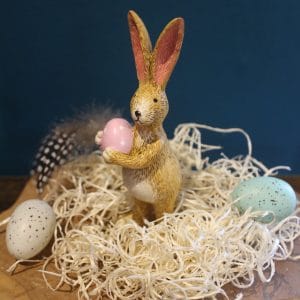 Mignon Lapin debout avec son oeuf rose