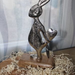 Mignon lapin debout avec un coeur